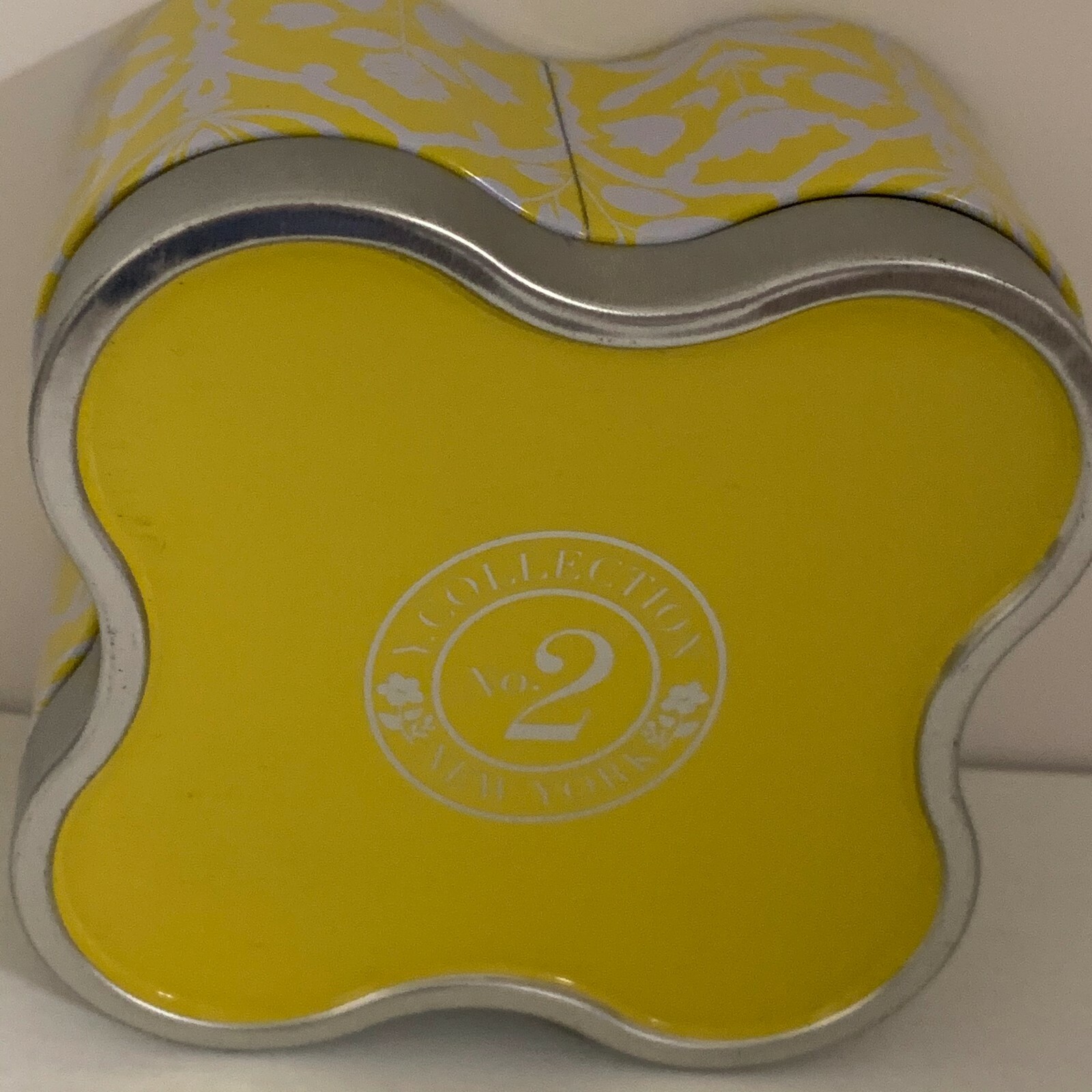 Yankee Candle Y. Collection No.2 New York Perfumed Tin Quatrefoil 6.8 oz Candle