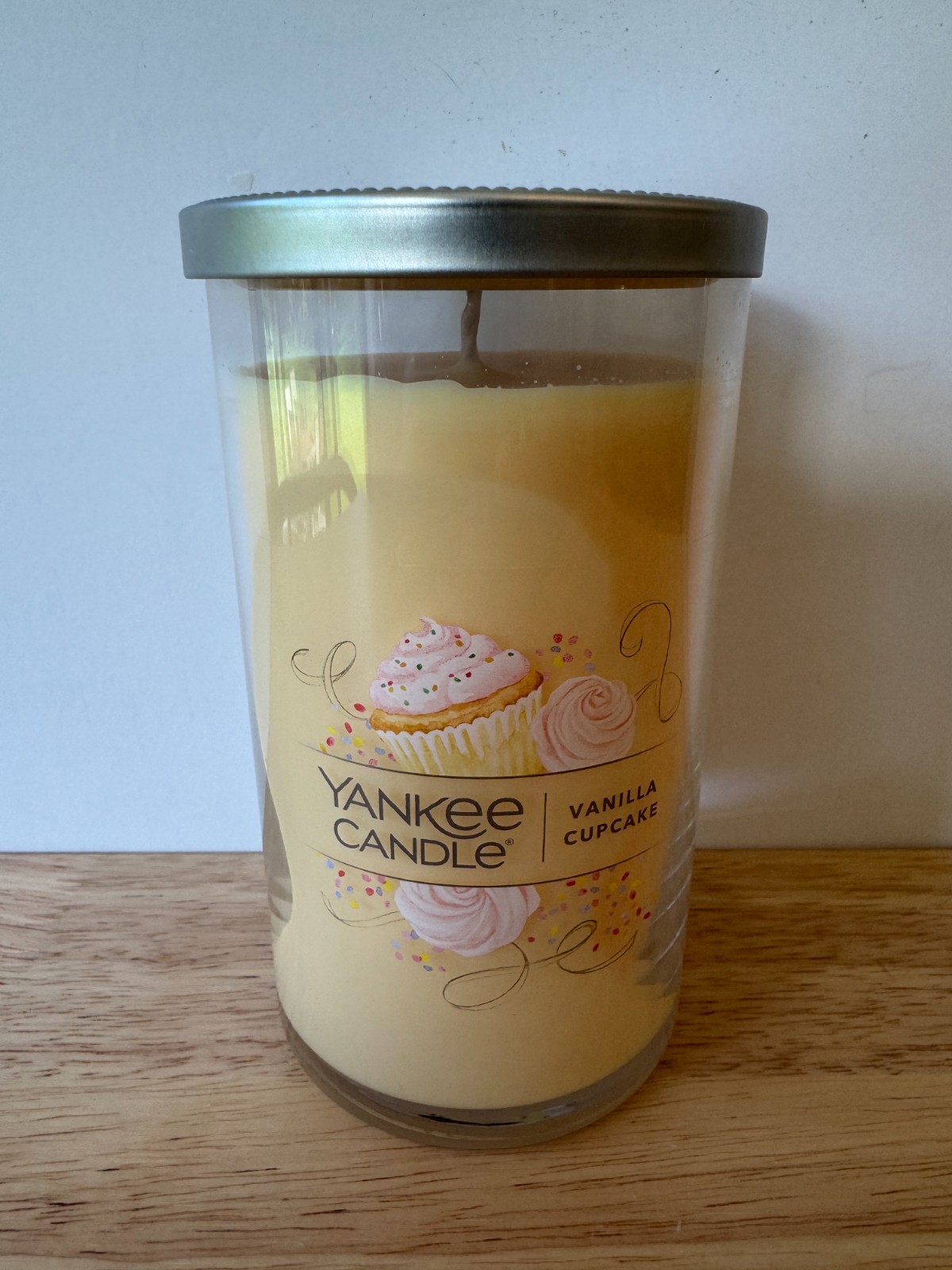 Yankee Candle – Vanilla Cupcake – 14.25 oz Glass Jar 1 Wick Scented Candle NEW