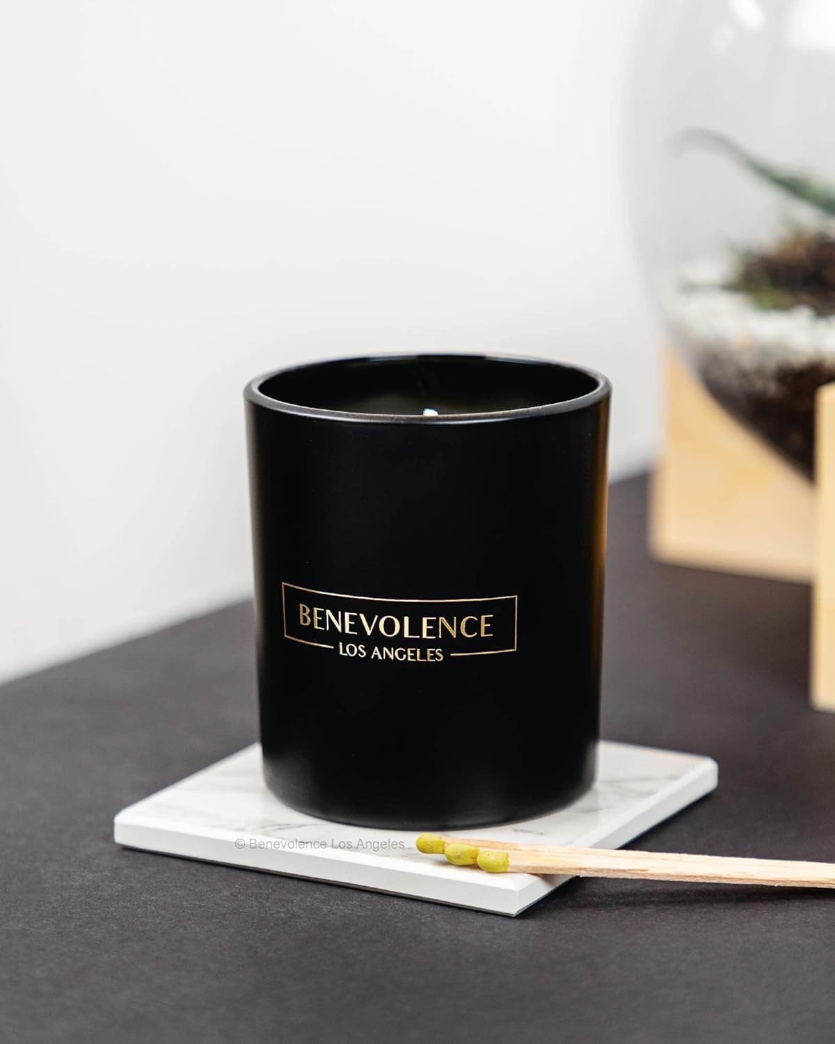 Luxury 8oz Oud Wood Candle in Matte Black Jar – Aromatherapy for Home Decor