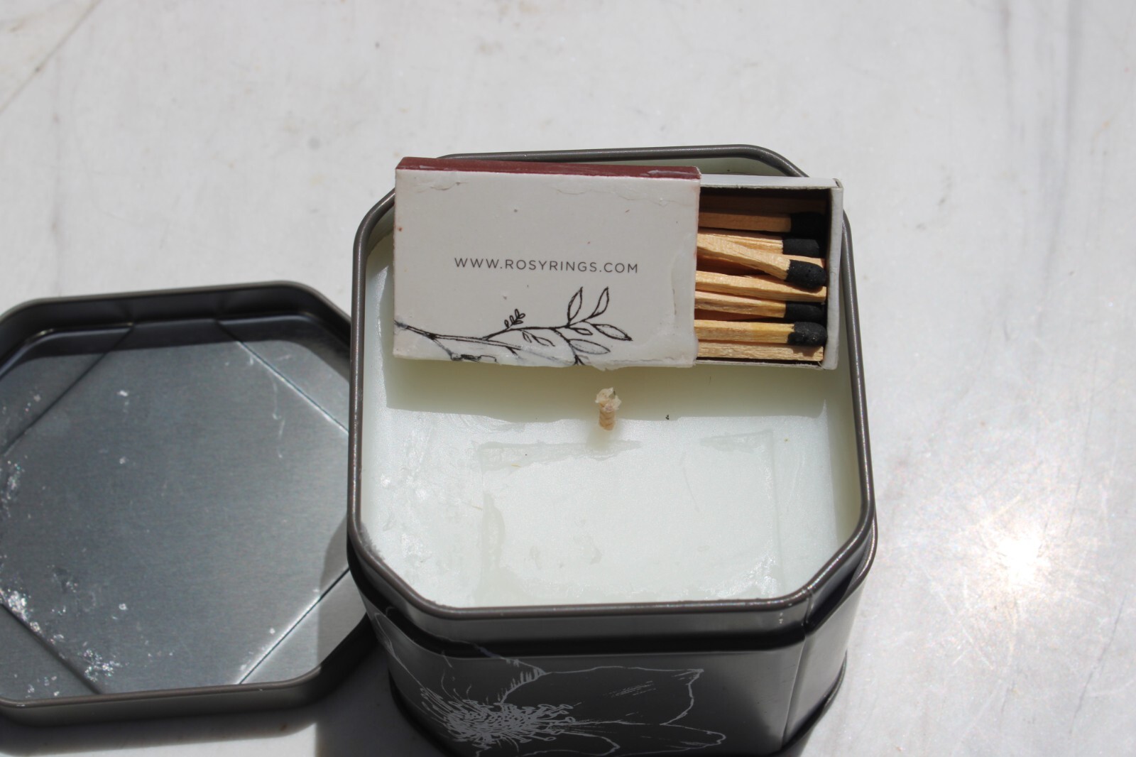 Rosy Rings Botanical Signature Travel Tin Candle – Spicy Apple – Lrg. 8.4 oz
