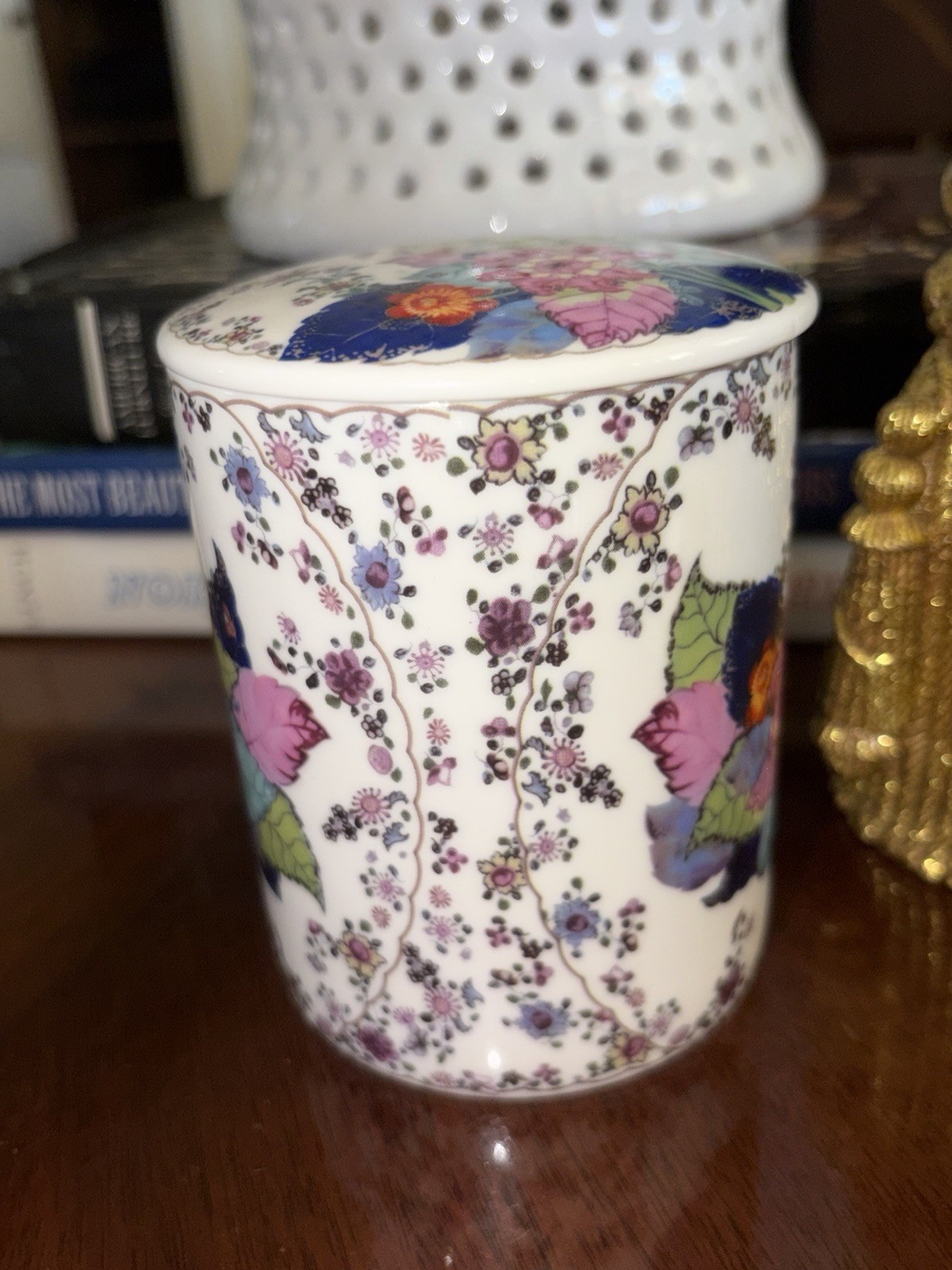Tobacco Leaf Porcelain Container Candle, Fresh rose Scent. 4 Inch