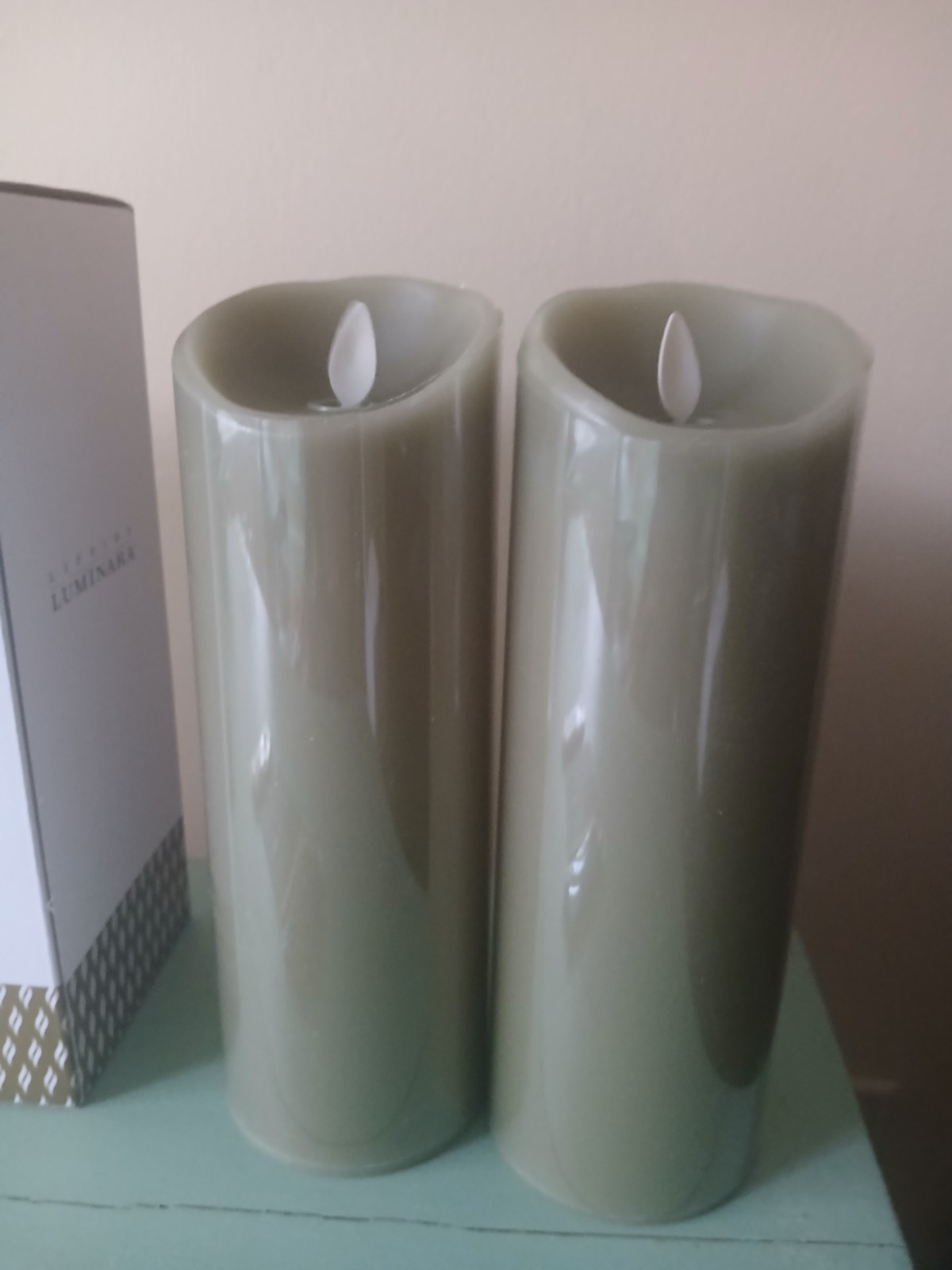 New LUMINARA Flame Effect Green PILLAR CANDLE 8.5″ Set of 2 with Remotes IN BOX