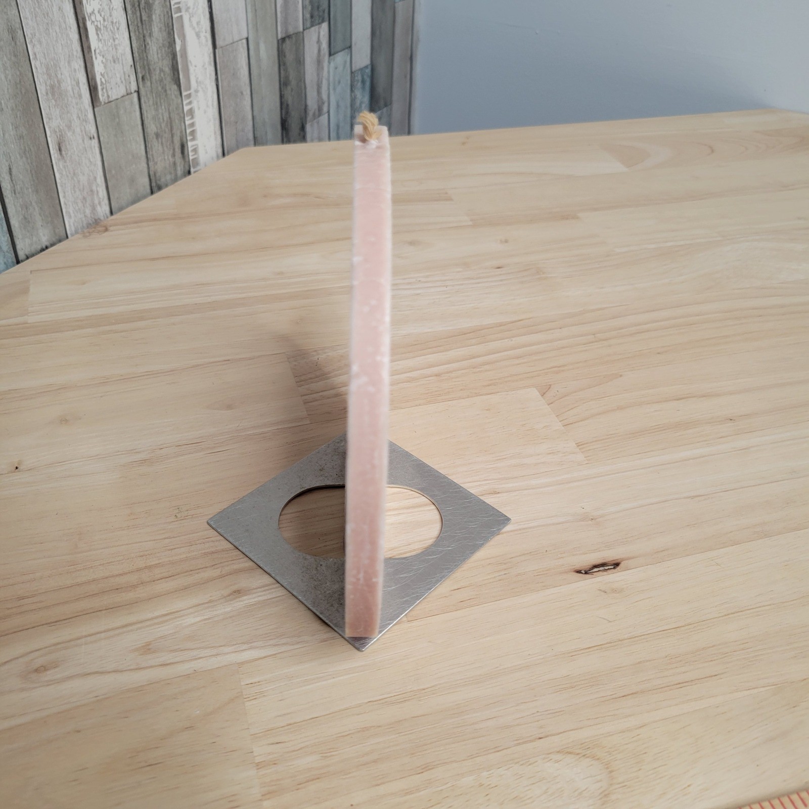 Klaner Geo Kerze Disc Candle with Aluminum Stand Pink Geometric Art Deco Austria