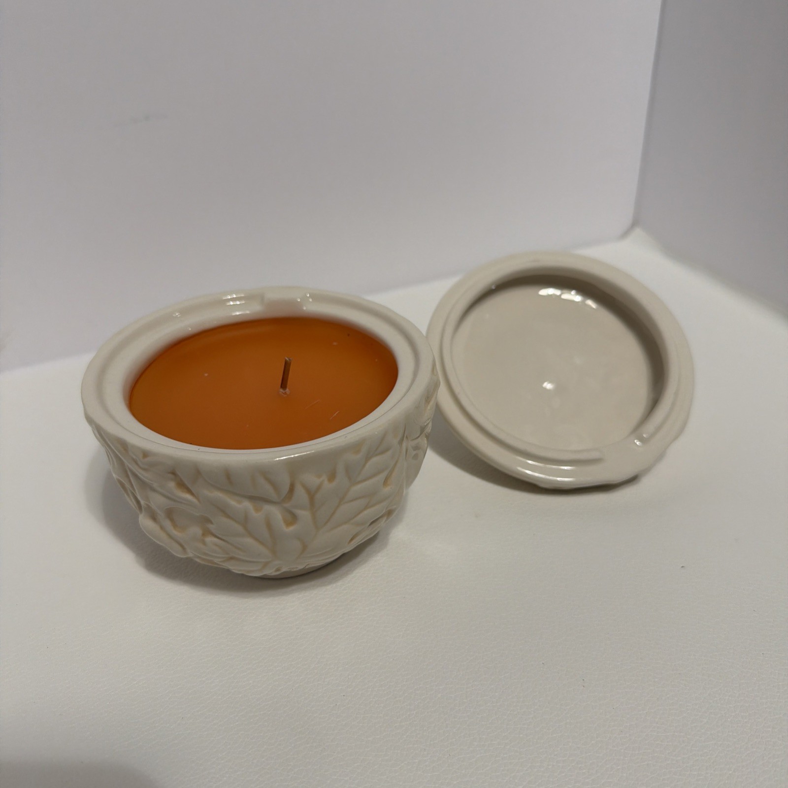 Hallmark Pumpkin spice Acorn Candle Oak Leaves Autumn Ceramic Jar w/Lid Used