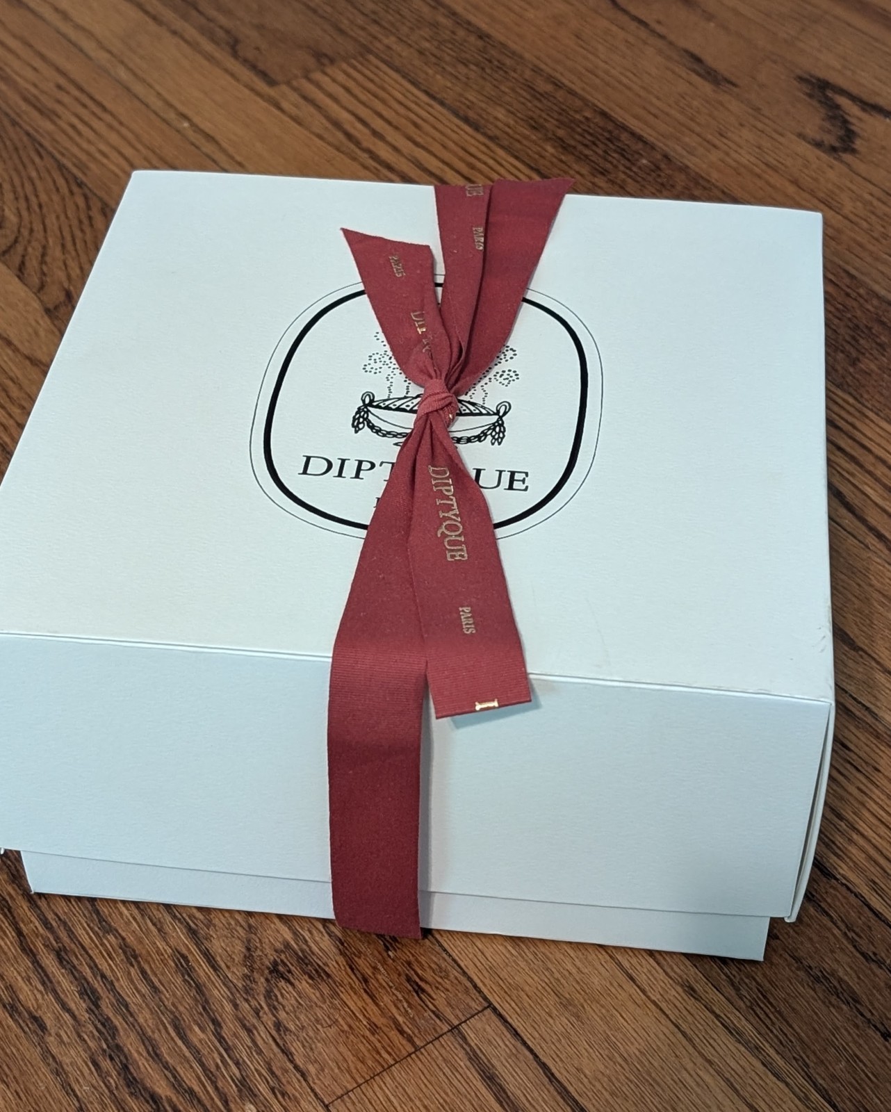 Diptyque Unisex Figuier Scented Candle 2.4 oz w/ FIG ribbed based holder GIFT