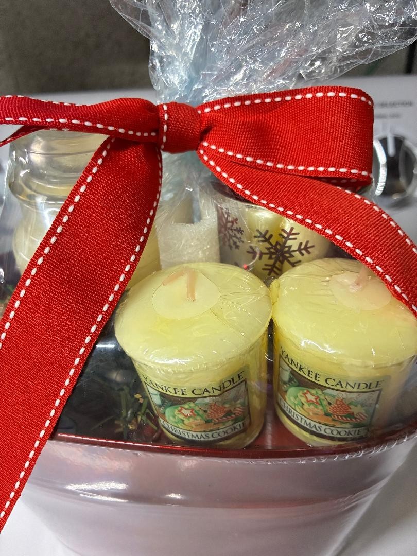NEW in plastic! Yankee Candle set w a 3.7 oz candle, 2 votive candles, 1 holder