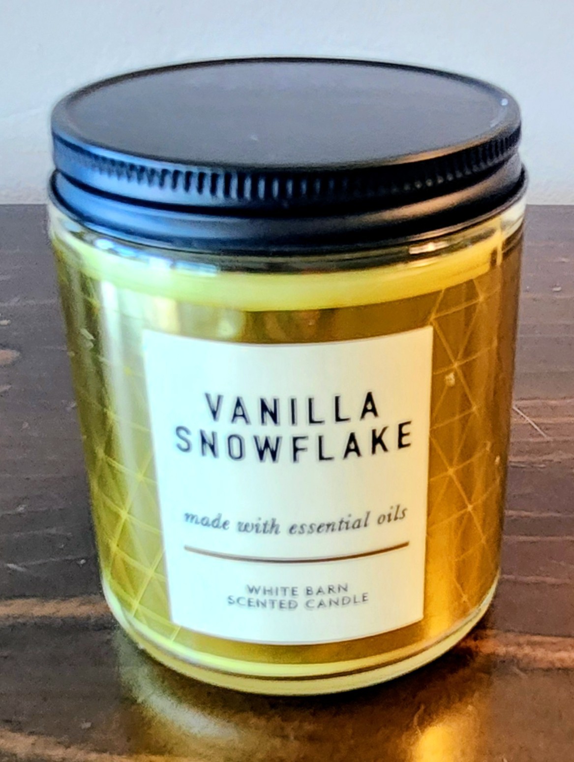 Brand New! Bath & Body Works Vanilla Snowflake Scented Essential Oils Candle 7oz