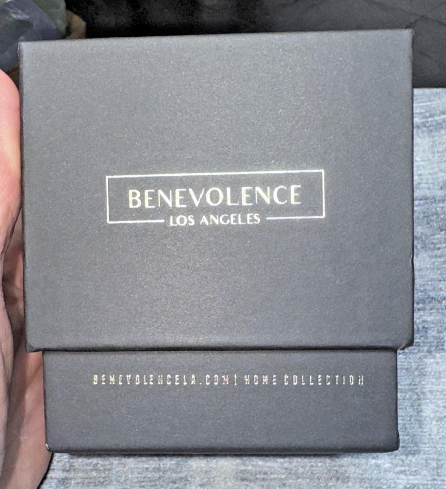 BENEVOLENCE LA ROSE & SANDALWOOD SOY CANDLE 220g NEW In Box