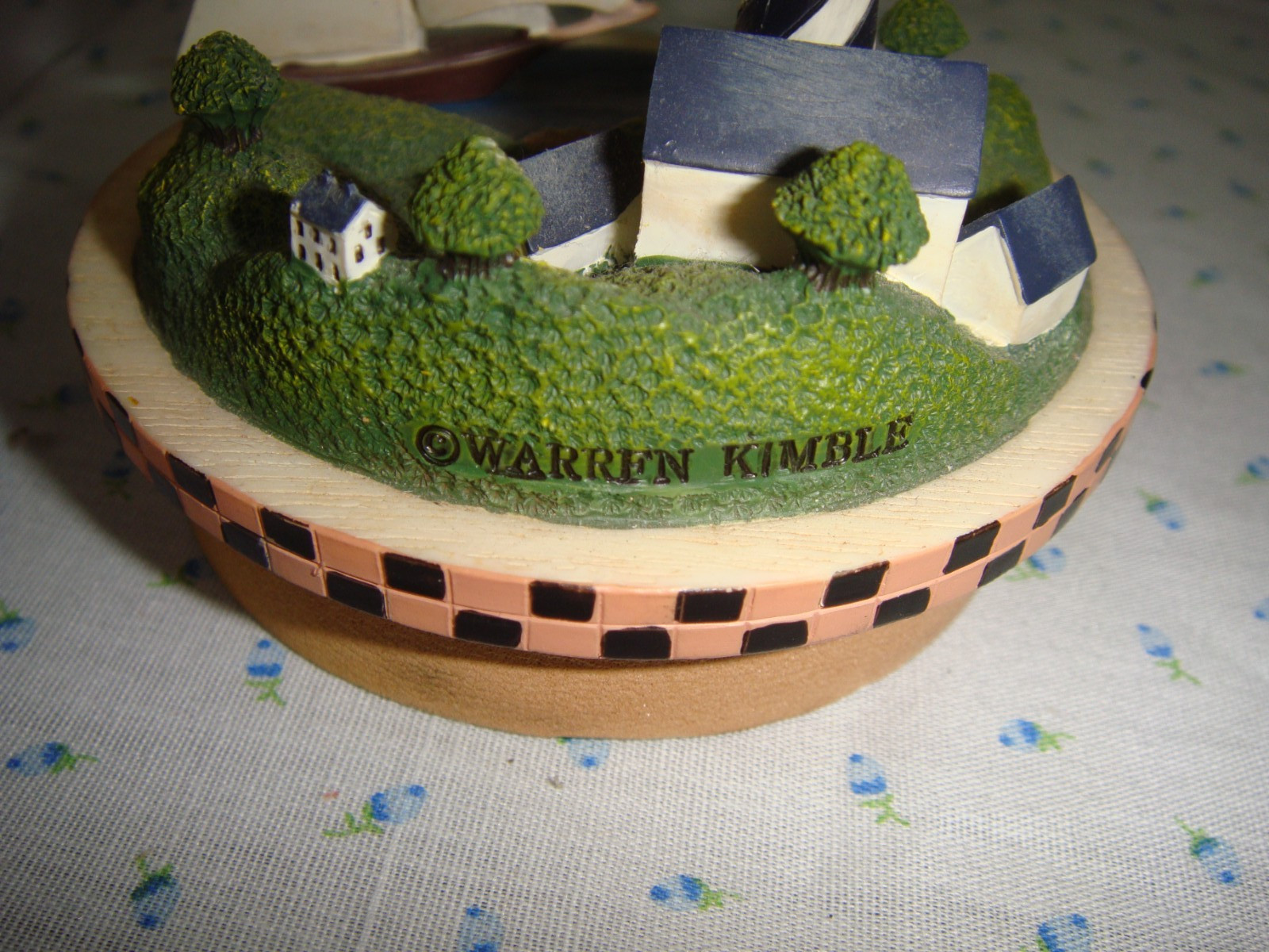 Yankee Candle Country Classic Storm Watch 22 oz & Warren Kimble Topper