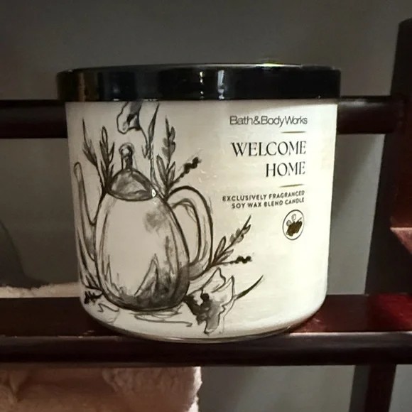 Bath & BodyWorks Welcome Home 3-Wick Candle 14.5 oz