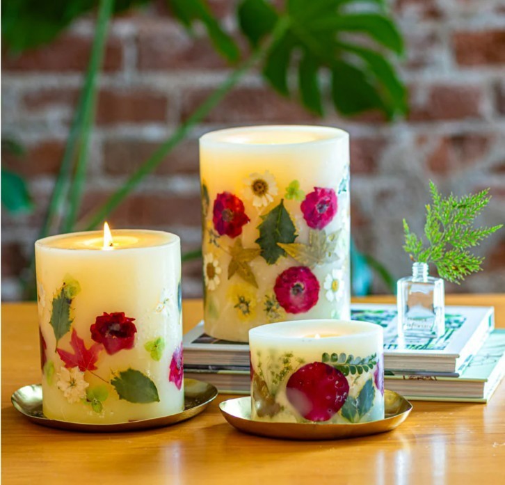ROSY RINGS, WINTERBERRY FROST LUXURY BOTANICAL CANDLE, 5.5″ TALL, 120 HRS