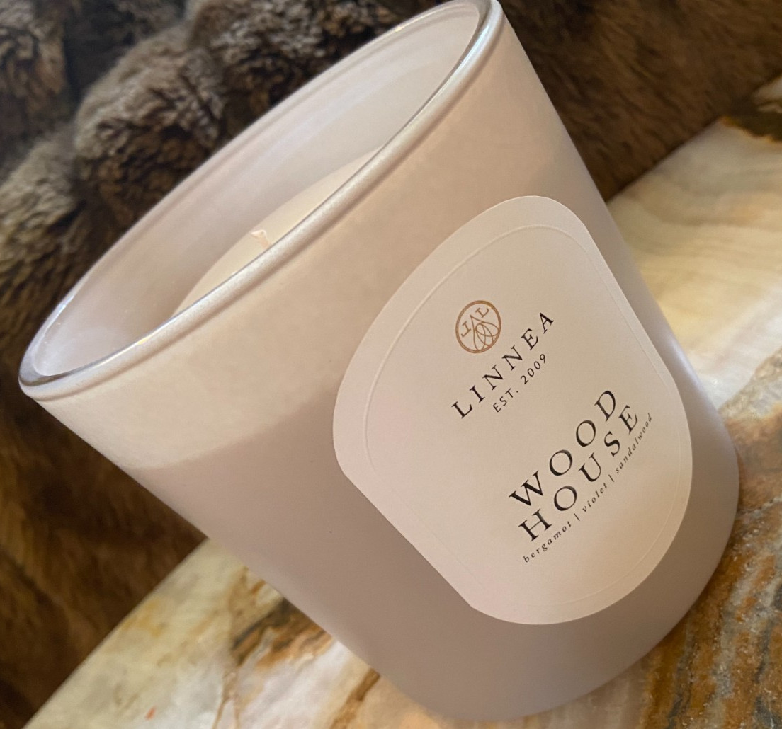 LINNEA~Wood House~Scented Grande 3-Wick Candle~24 oz/680 g~NEW- No Box
