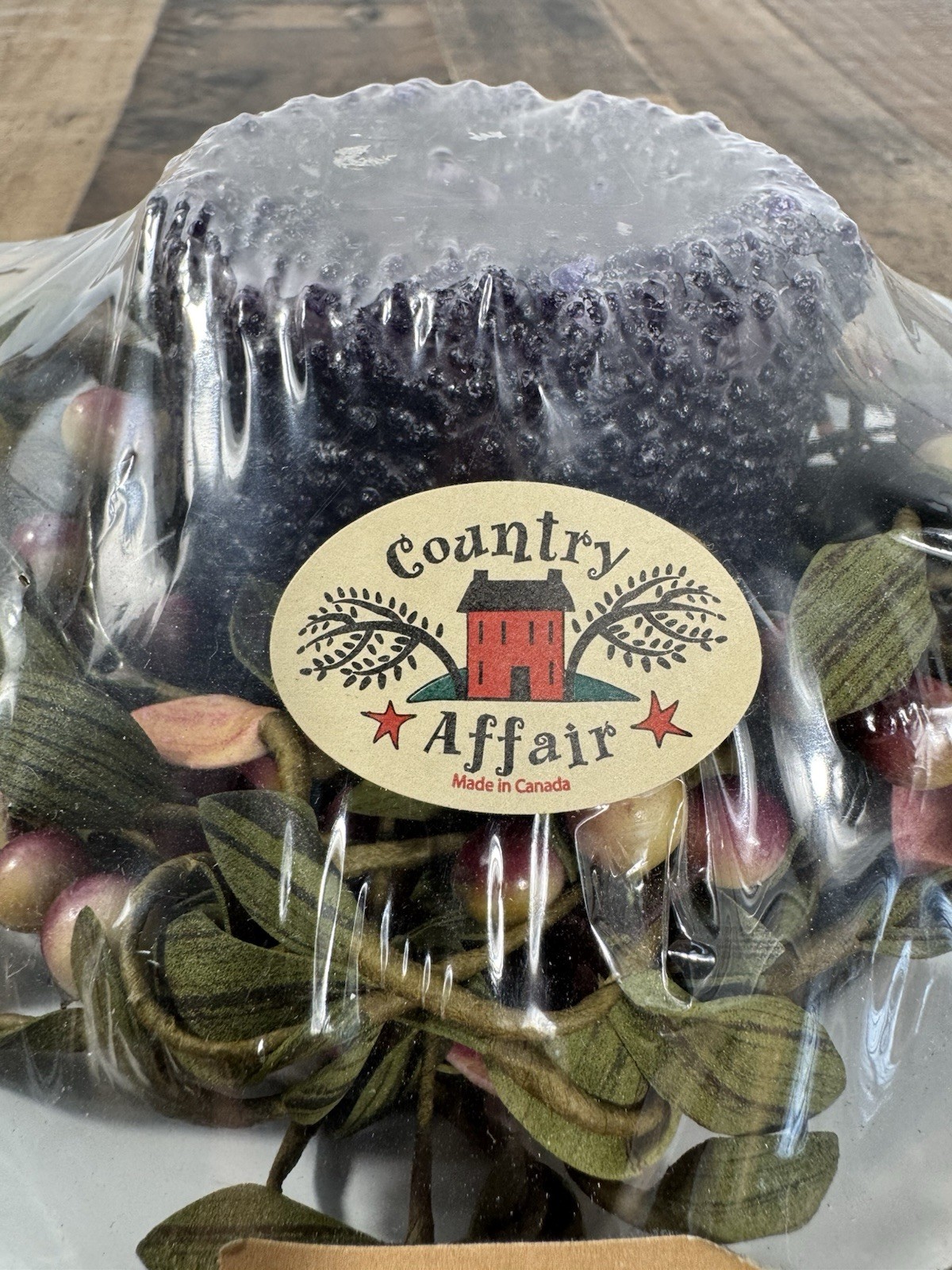 Country Affair -CONCORD GRAPE Candle w/ Wreath & White Metal Plate – Made Canada