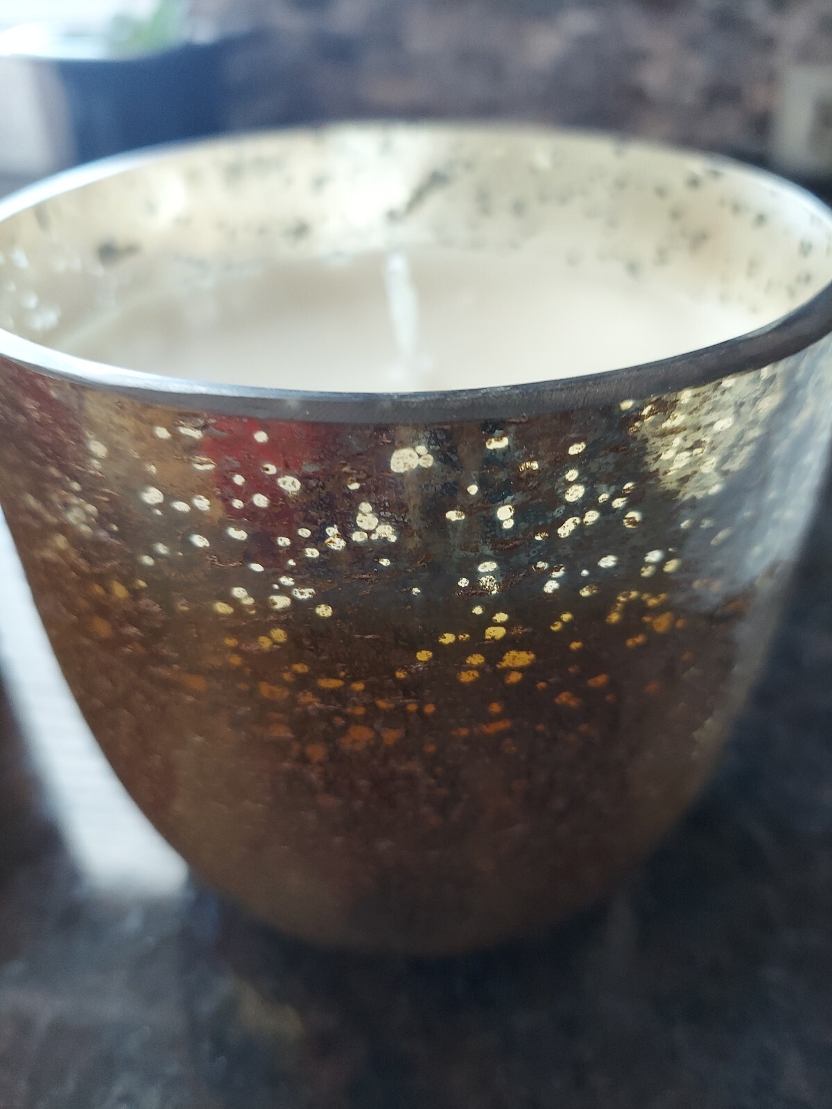ILLUME WINTER WHITE LUXURY SOY CANDLE GLASS GOLD COLOR 120 HOURS BURN
