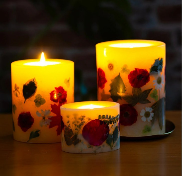 ROSY RINGS, WINTERBERRY FROST LUXURY MEDIUM BOTANICAL CANDLE, 6.5″ TALL, 200 HRS