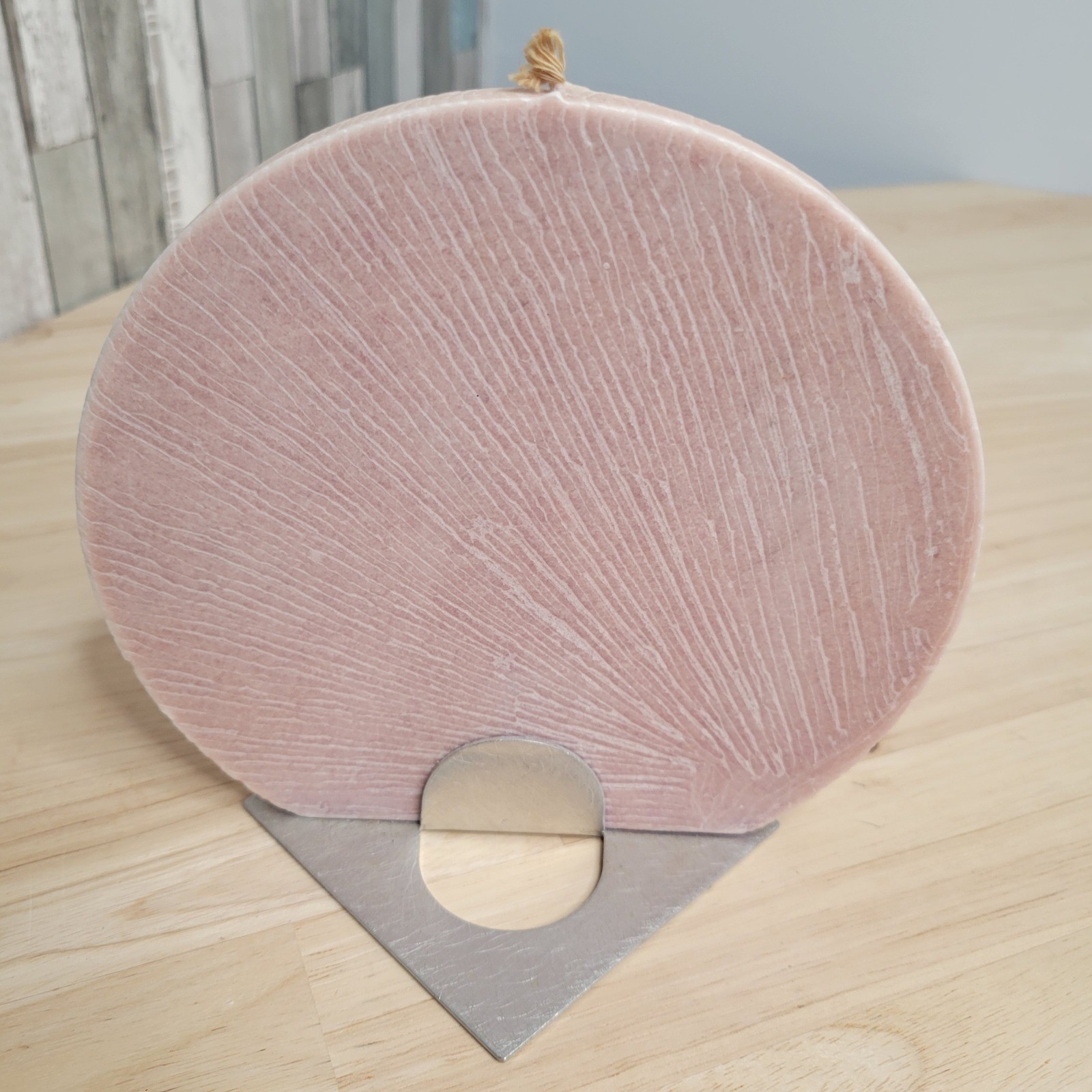 Klaner Geo Kerze Disc Candle with Aluminum Stand Pink Geometric Art Deco Austria