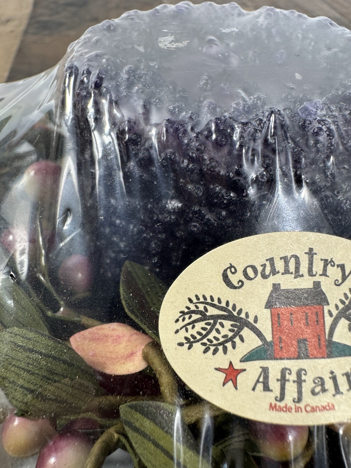 Country Affair -CONCORD GRAPE Candle w/ Wreath & White Metal Plate – Made Canada