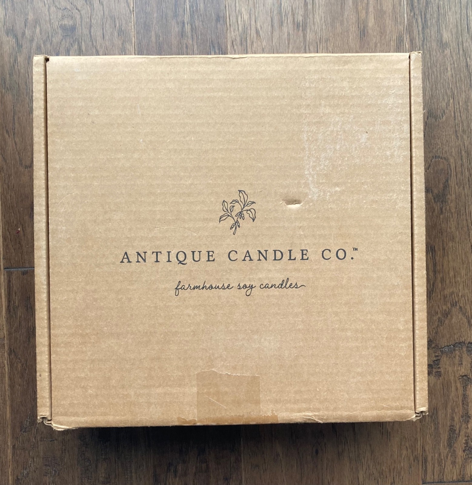ANTIQUE CANDLE CO. ASSORTED SCENT GIFT BOX 6 CANDLES 1- 16OZ. 5- 2OZ.