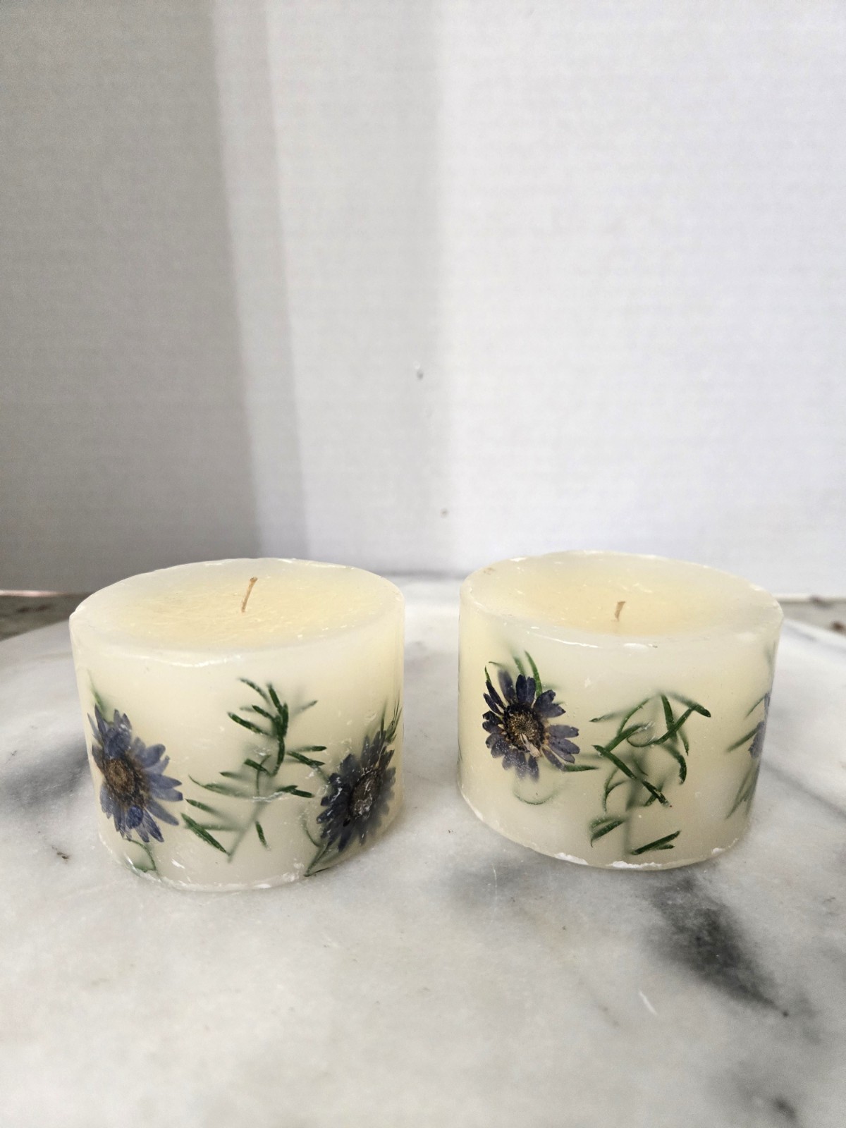 ROSY RINGS VTG SMALL SET OF 2 EMBED PILLAR CANDLE 2.5X2″ NEW NO TAG