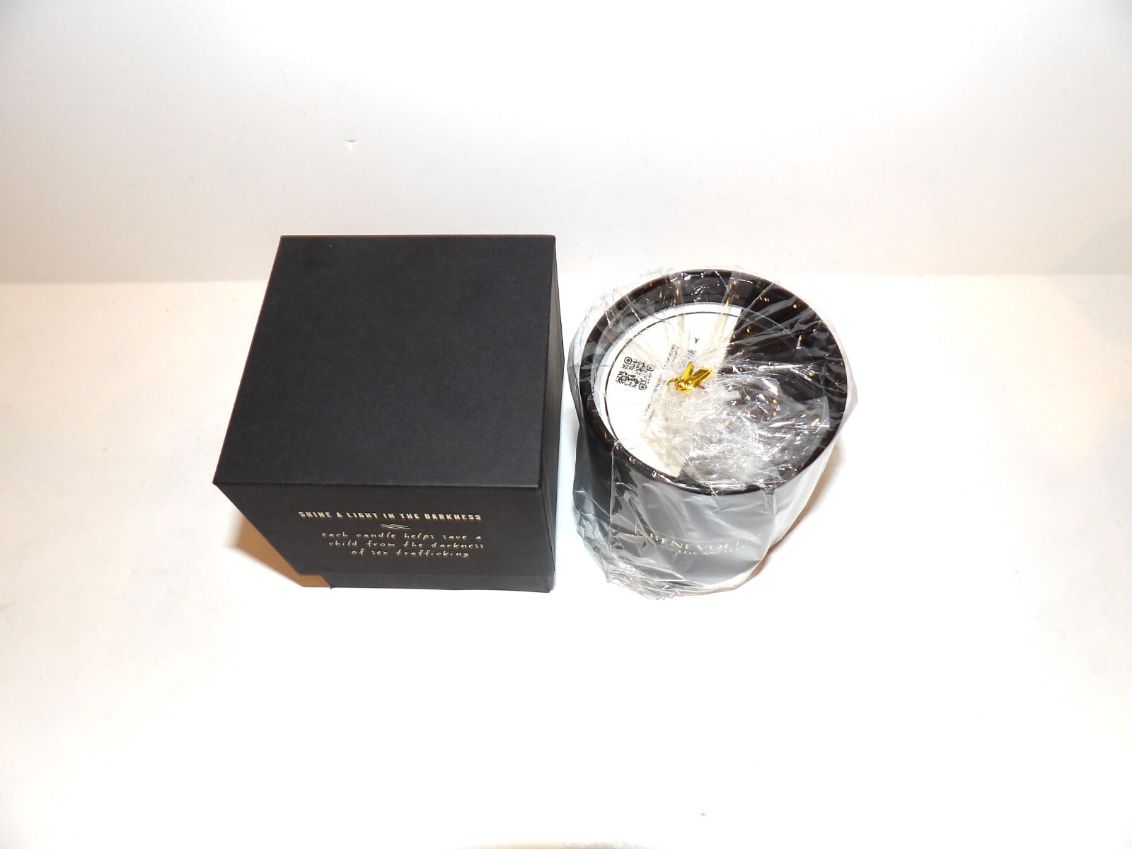 WONDERFUL NEW BENEVOLENCE ROSE & SANDALWOOD 220 G BLACK SOY CANDLE IN BOX