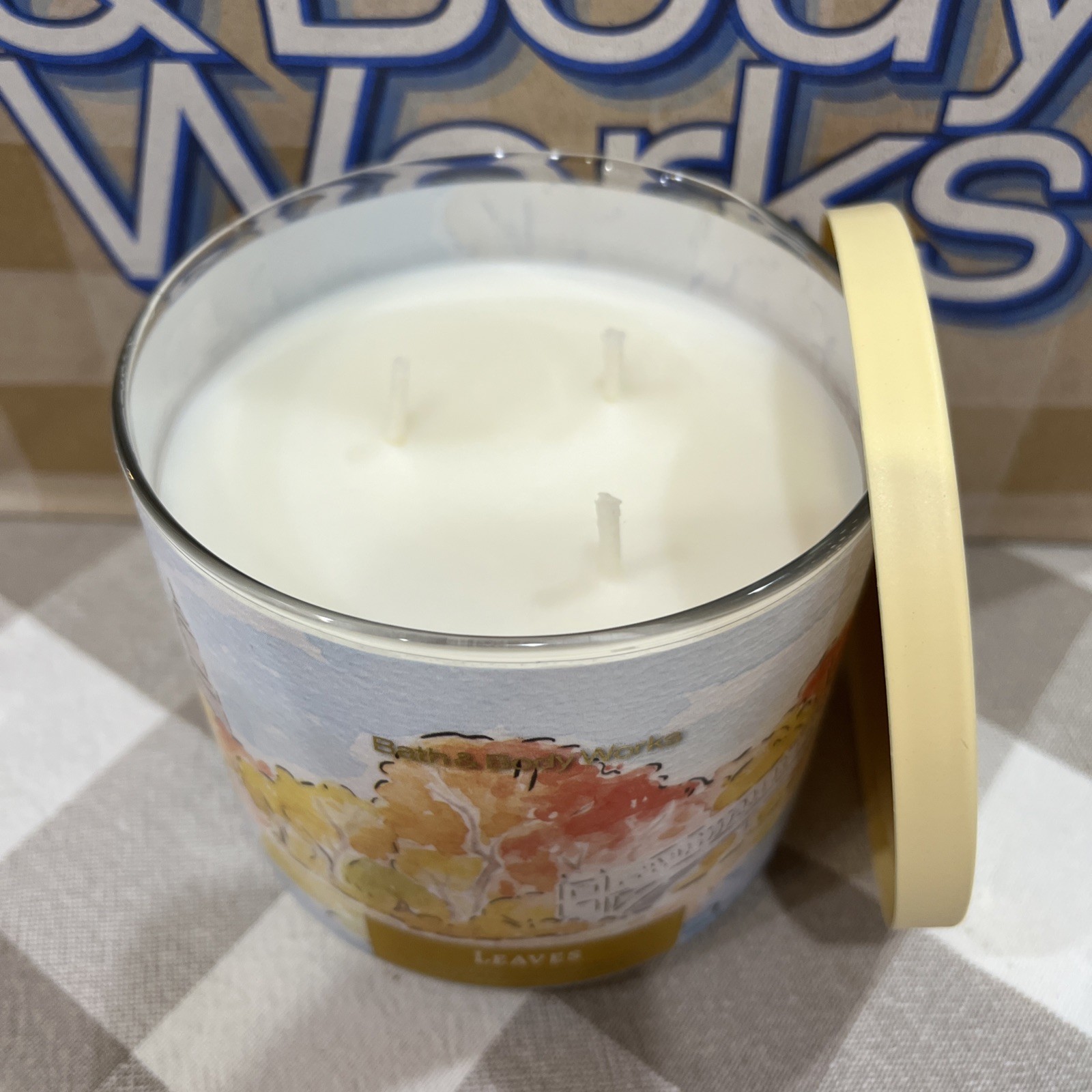 Bath & Body Works LEAVES 🍁🍂 WHITE BARN Scented 3 Wick CANDLE 25-45 Hrs YUM