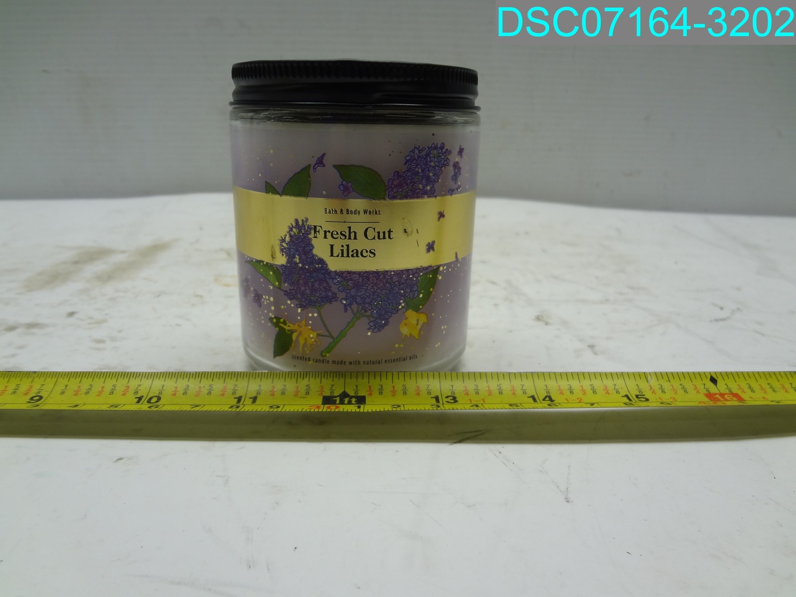 Fresh Cut Lilacs 7 oz Single Wick Candle 25-45 hrs Bath&Body Works 0667556623703