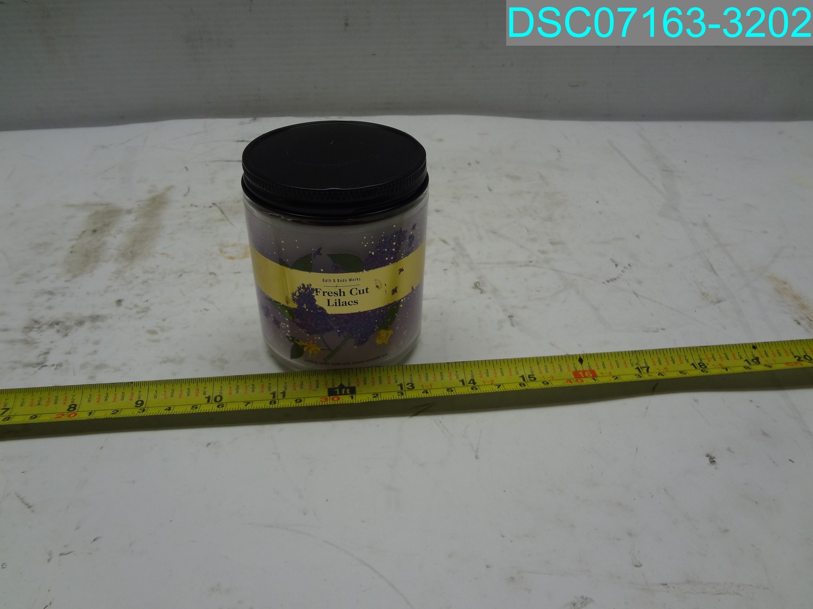 Fresh Cut Lilacs 7 oz Single Wick Candle 25-45 hrs Bath&Body Works 0667556623703