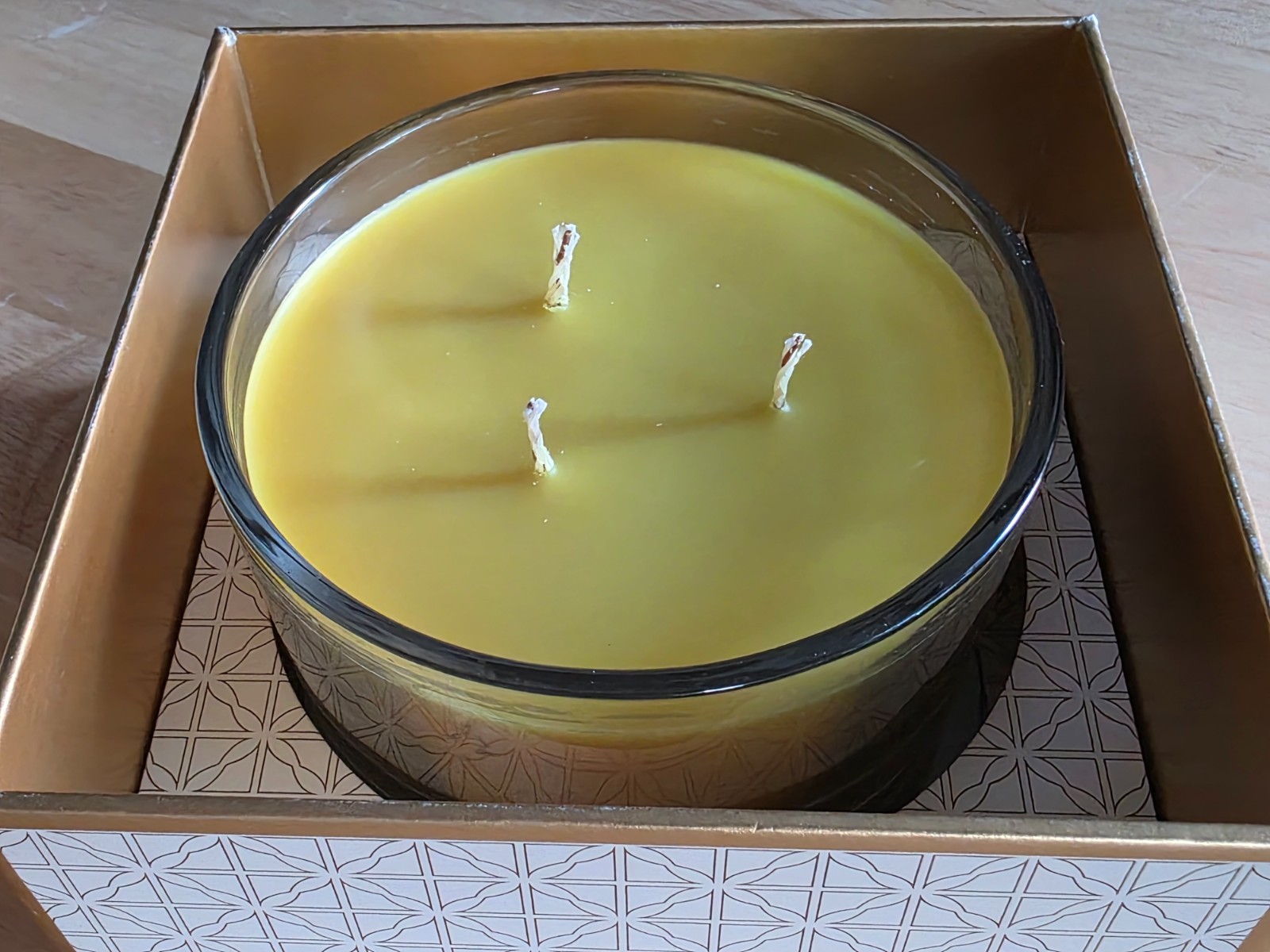 Votivo RED CURRANT” Holiday 3 Wick Candle – 17oz Tart Citrus & Cassis Geranium