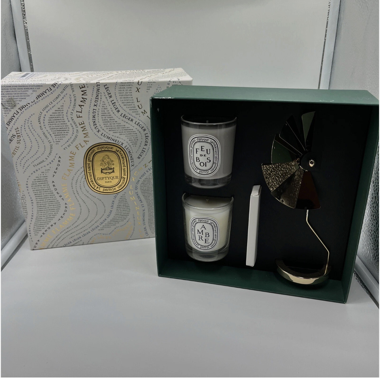 Diptyque Carousel Set With Two Candles: Ambre And Feu De Bois 2×2.4oz