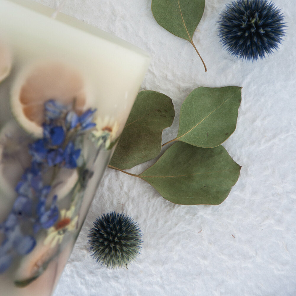 ROSY RINGS, ROMAN LAVENDER LUXURY BOTANICAL CANDLE, 5.5″ TALL, 120 HRS, NEW